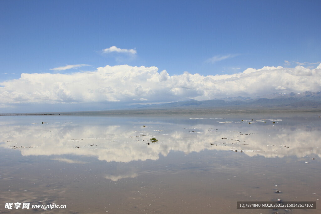 天空之境般的静谧湖面
