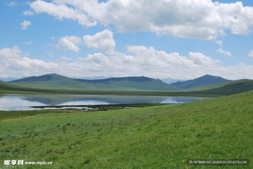 草原湖泊蓝天白云美景