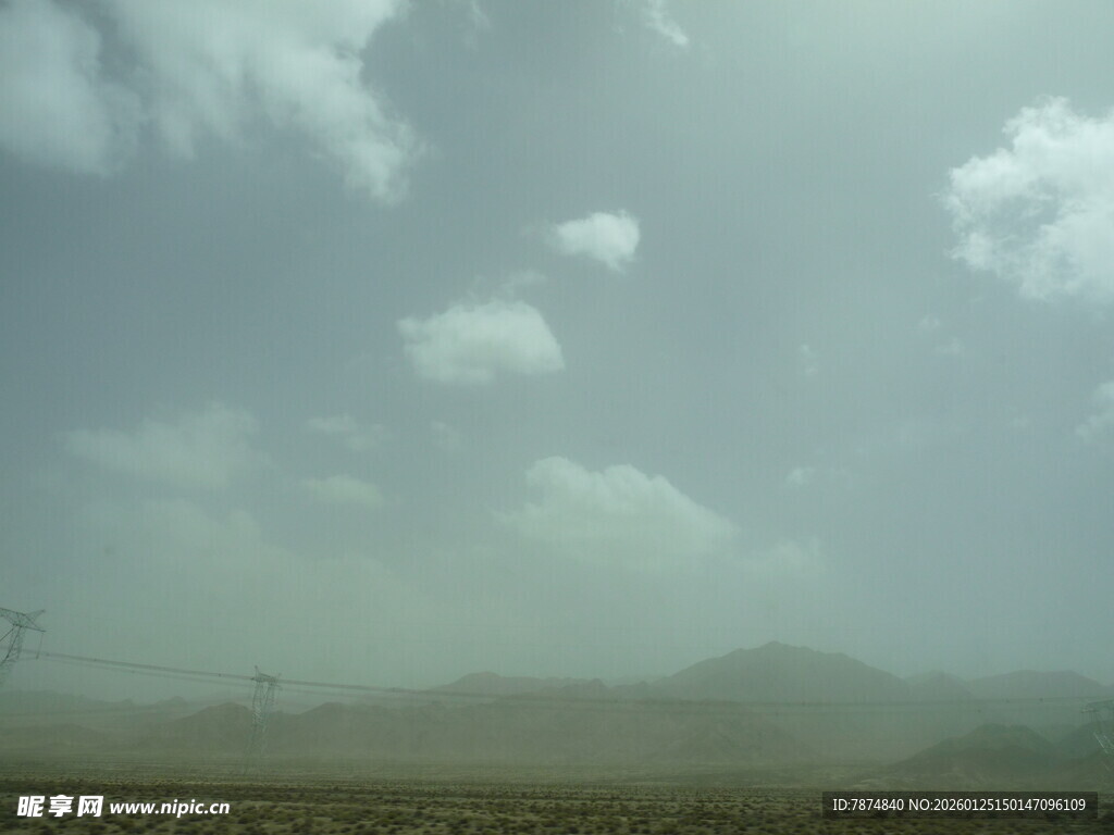 沙尘弥漫的旷野景象