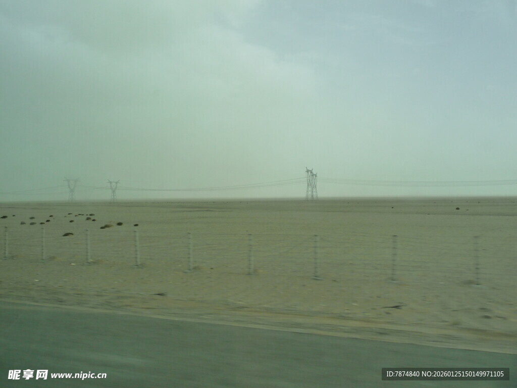 沙漠公路边的开阔景象