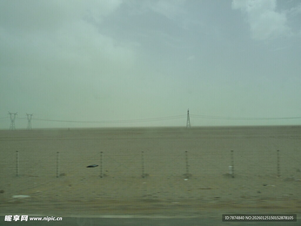 沙漠中的风力发电场景