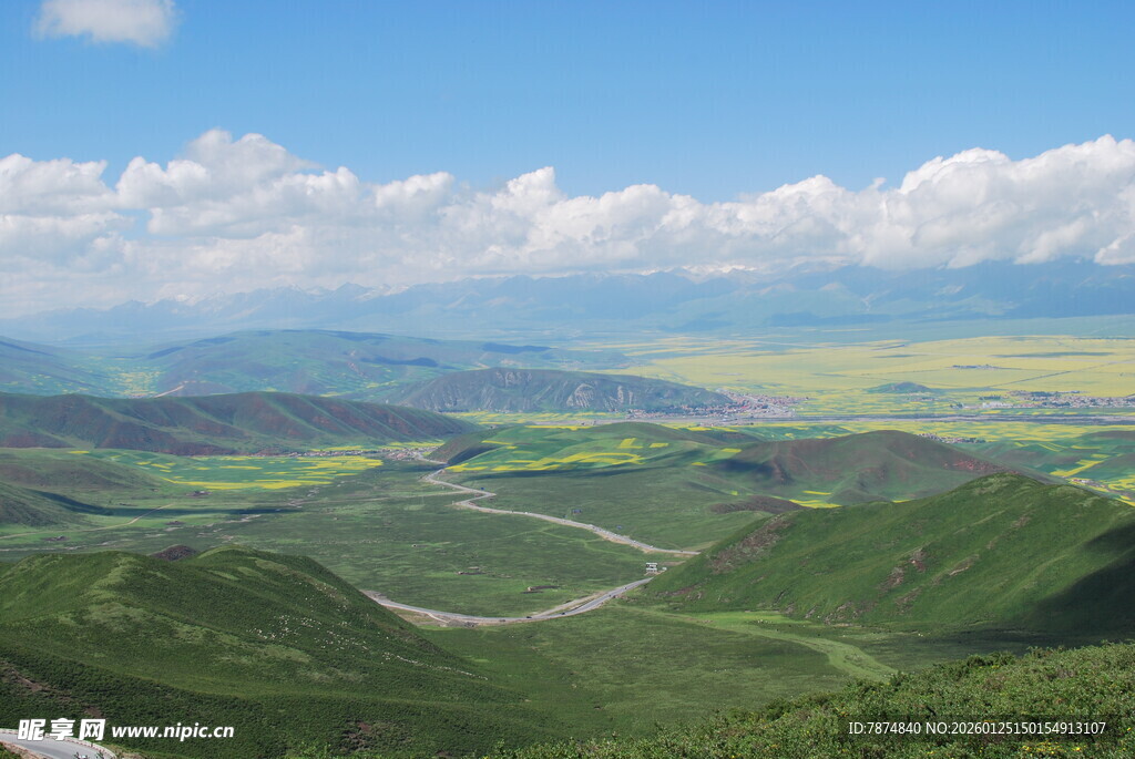 山峦绿野间的壮美风光