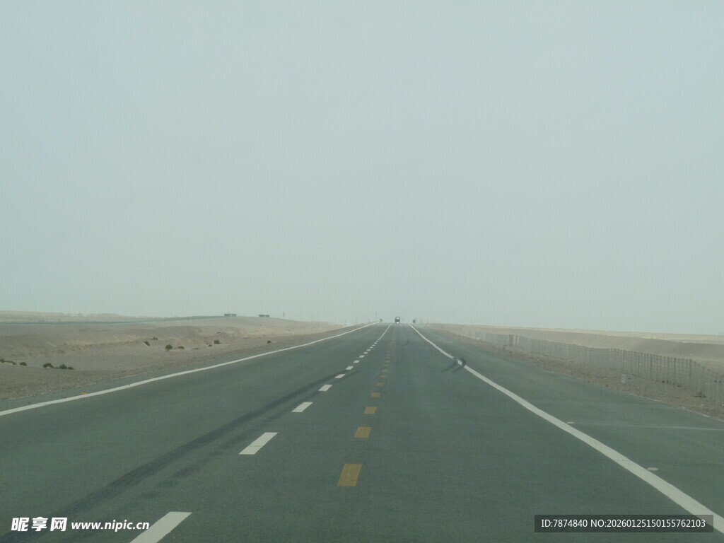 空旷公路延伸向远方
