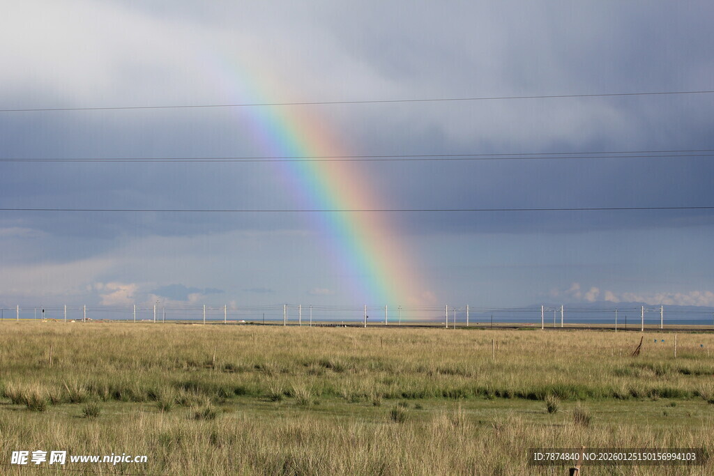 草原上空的绚丽彩虹