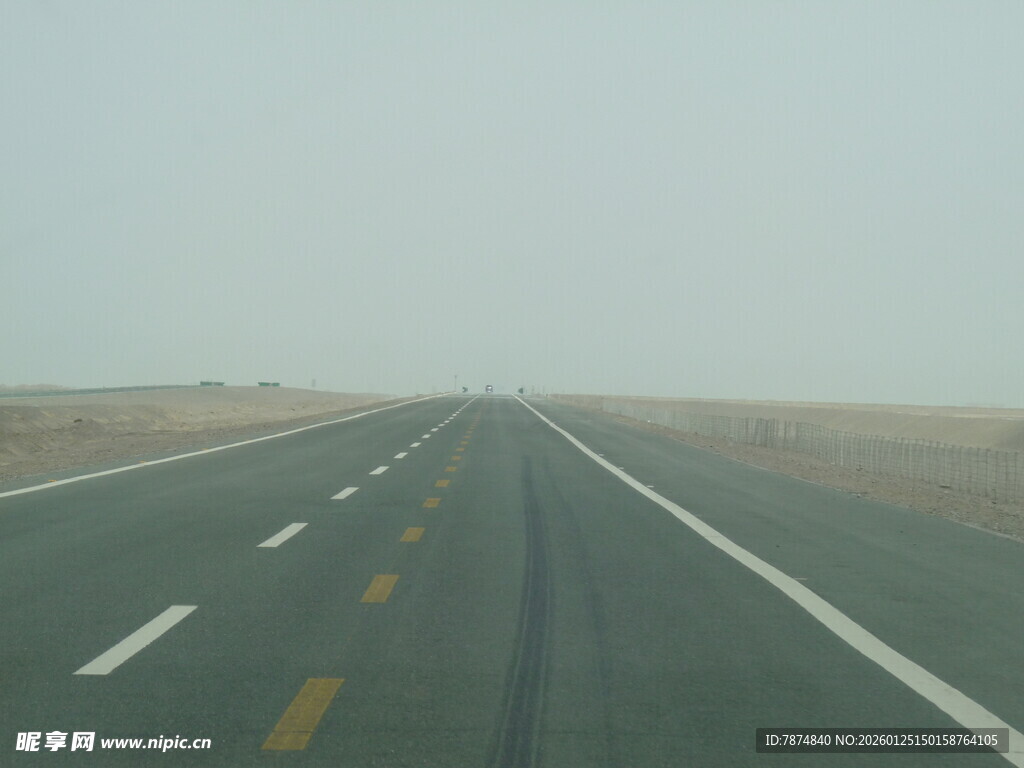 空旷公路延伸向远方
