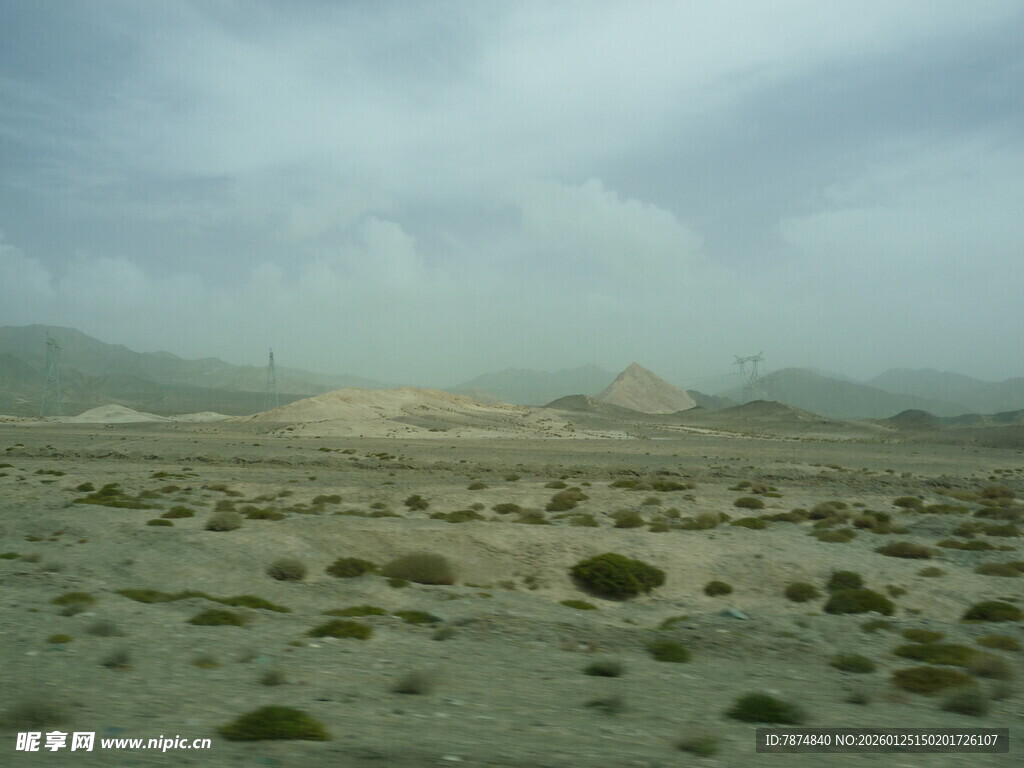 荒漠中的零星石块景观