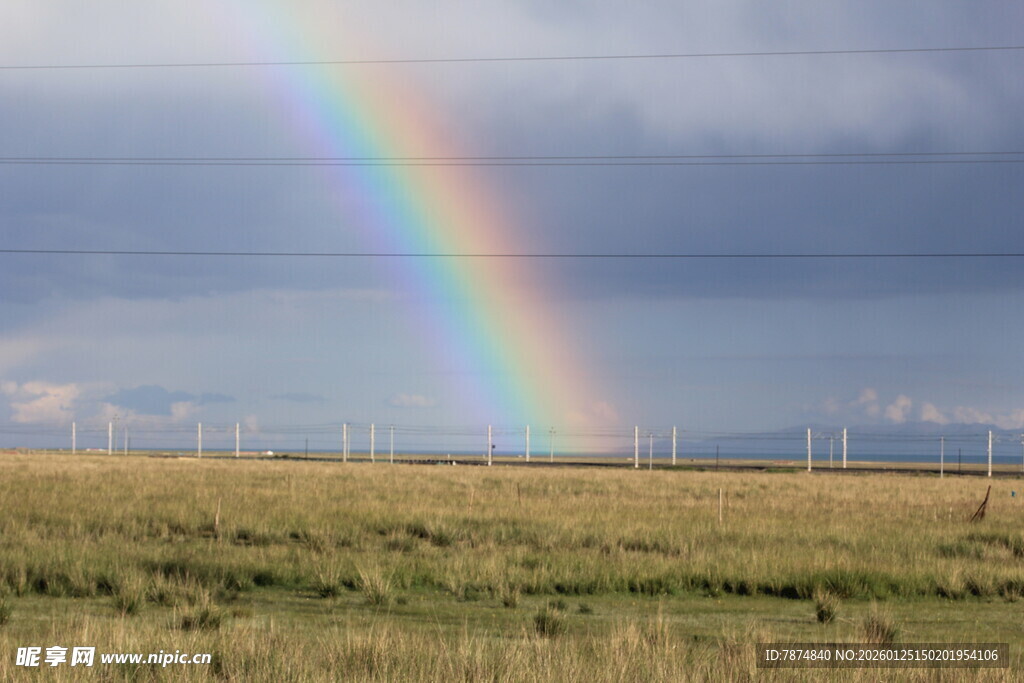 草原上空的绚丽彩虹