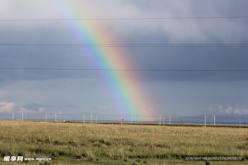 草原上空的绚丽彩虹
