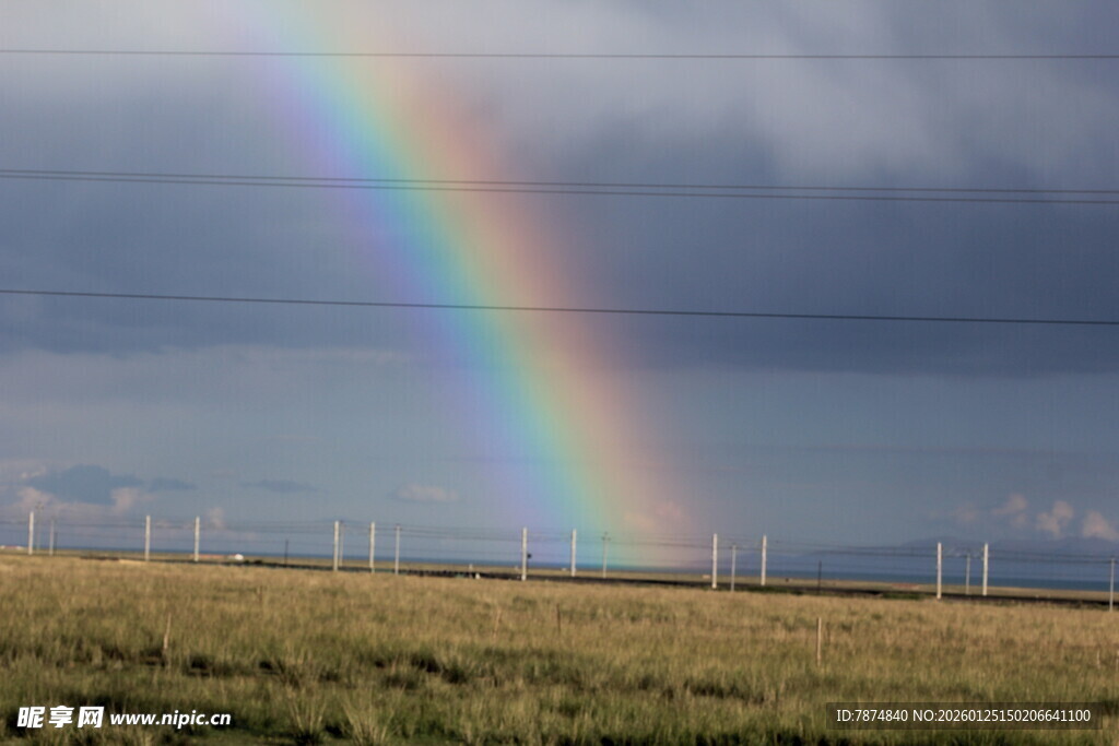 草原上的彩虹与风力发电机