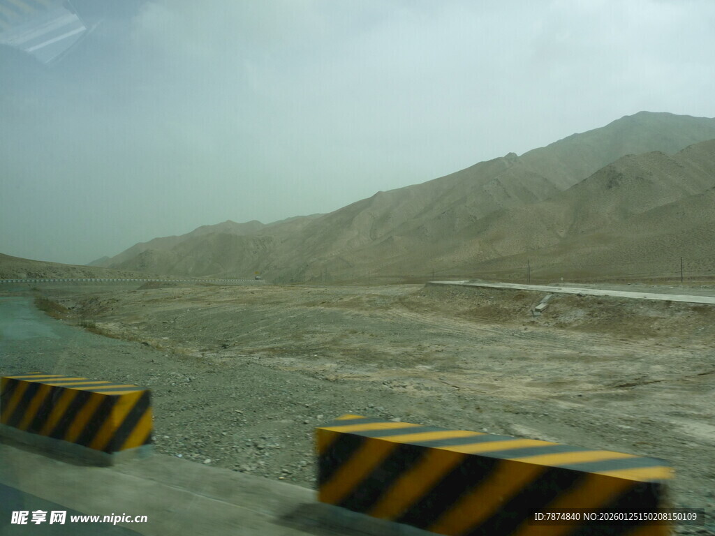 公路旁的警示设施与远山