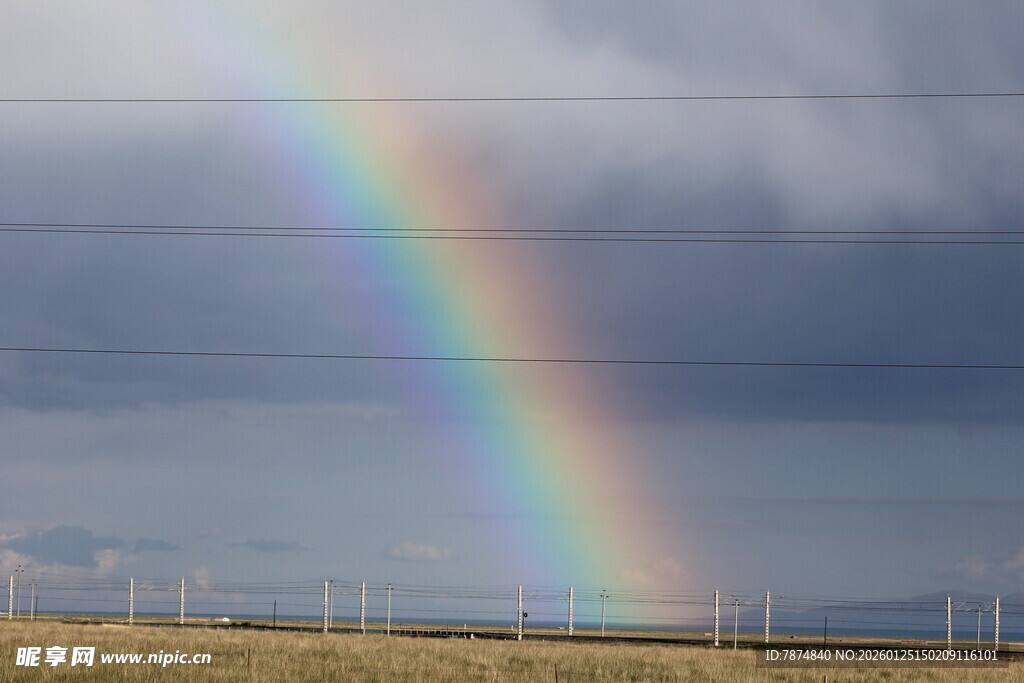 田野上空的绚丽彩虹