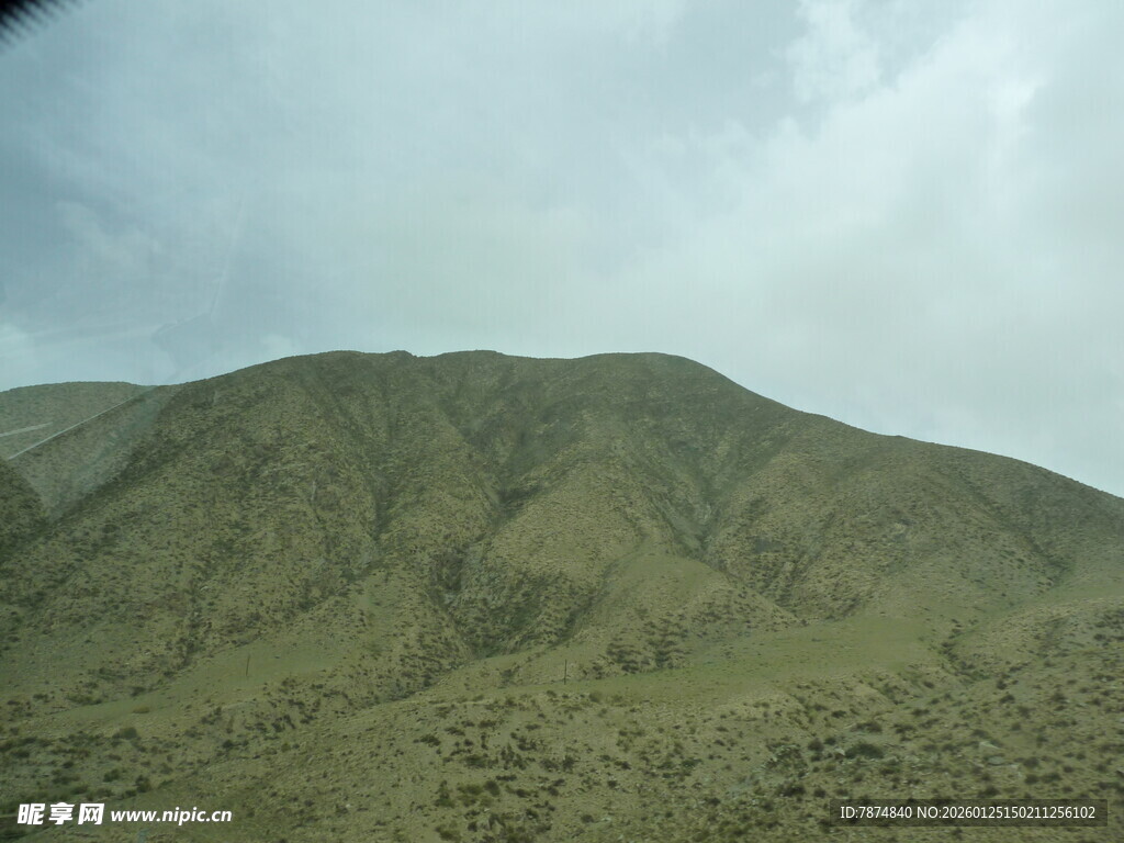 连绵起伏的绿色山峦