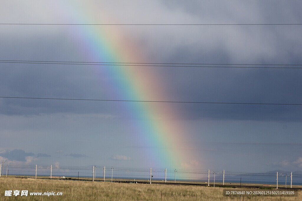 草原上空绚丽彩虹