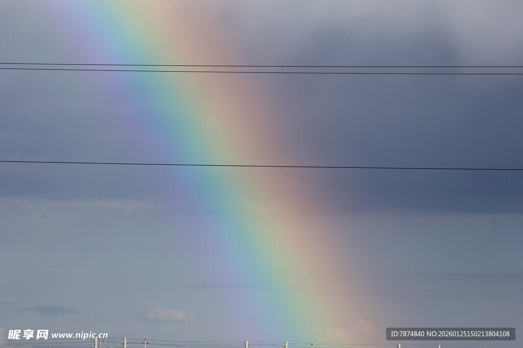 天空中绚丽的彩虹美景