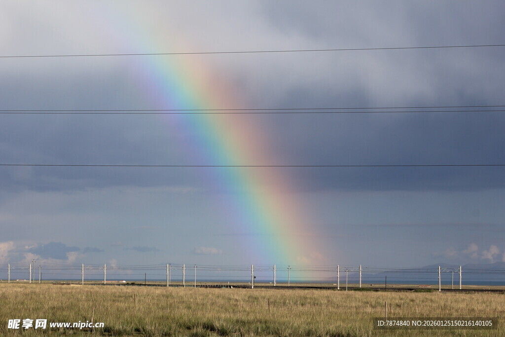草原上空绚丽的彩虹