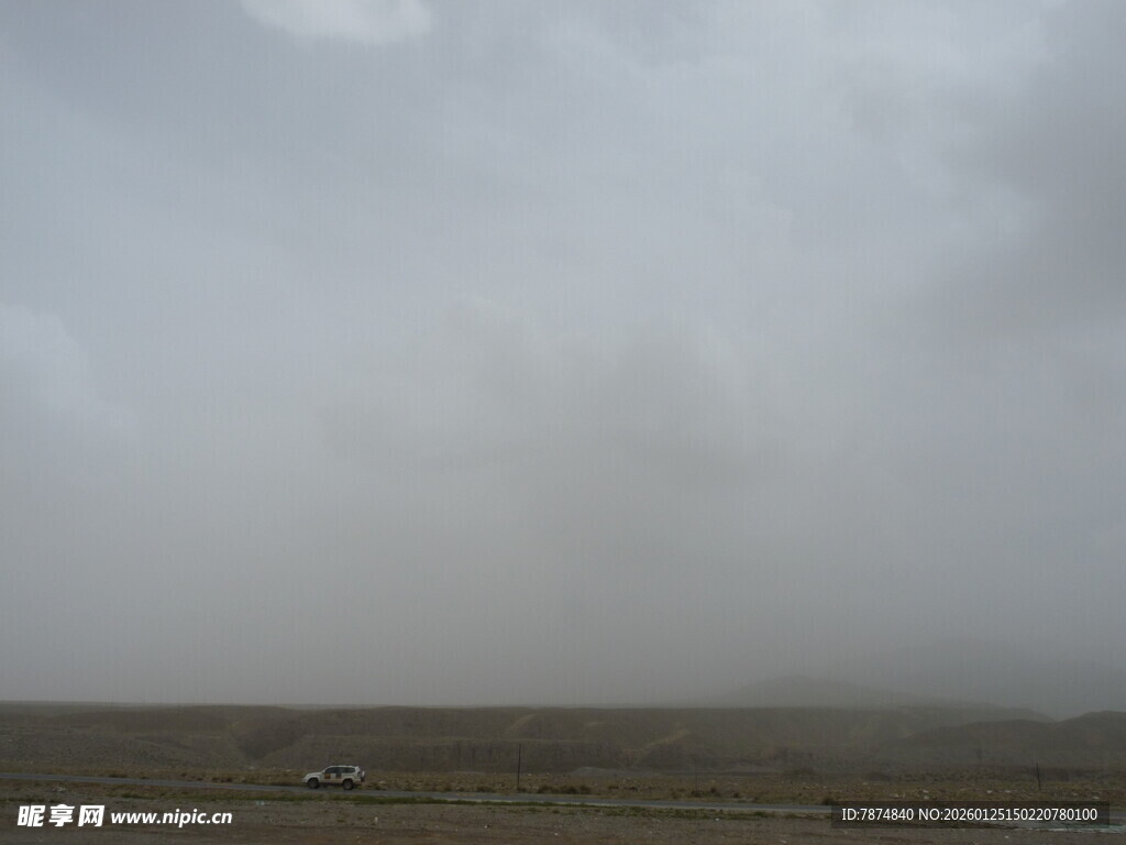 阴沉天空下的广袤荒原