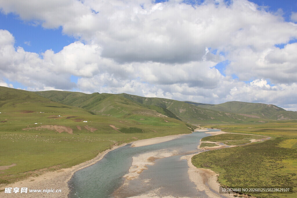 蜿蜒河流穿绿野