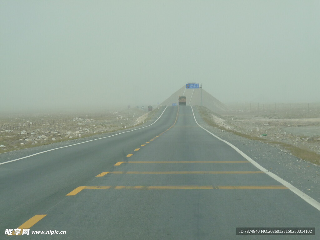 雾中公路延伸向远方