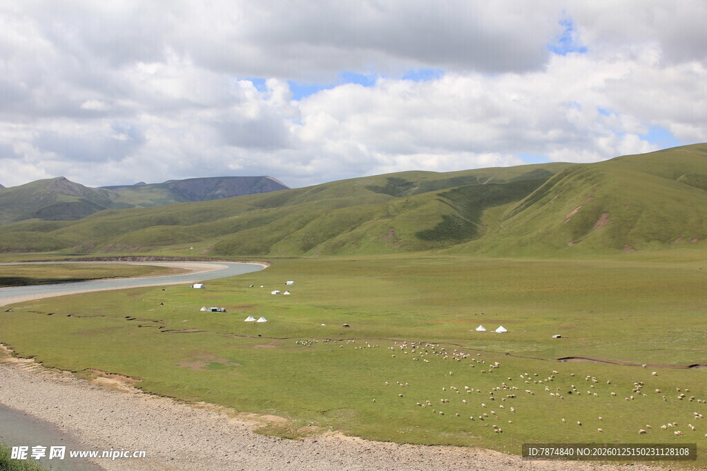 草原公路边的美丽风光