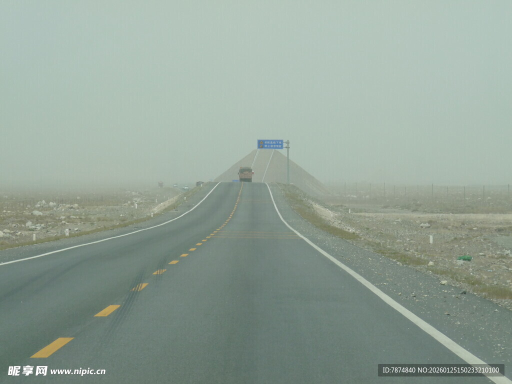 荒漠中的宽阔公路