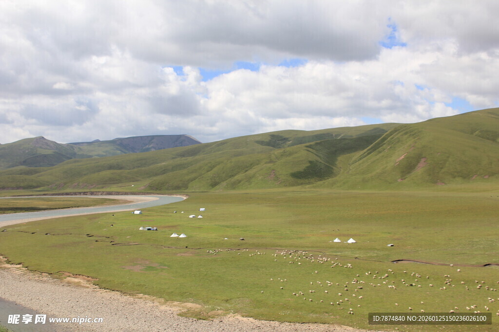草原公路旁的美丽风光