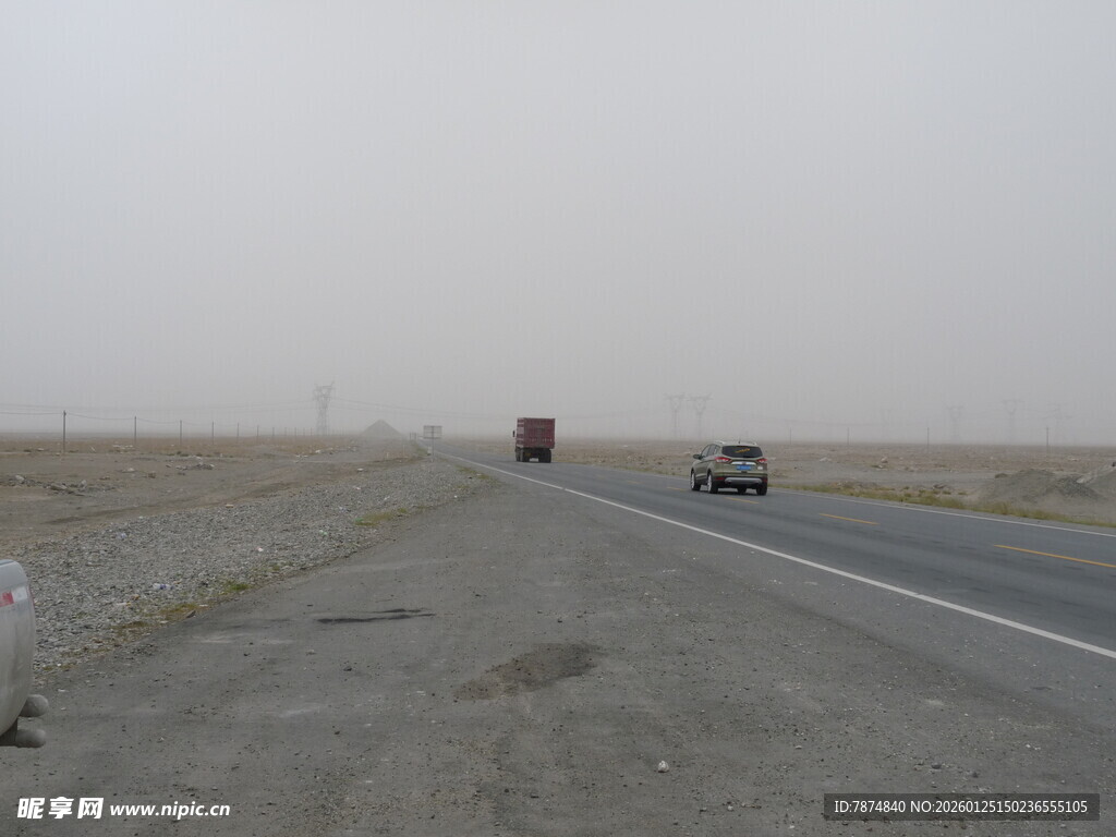 荒漠公路上行驶的车辆