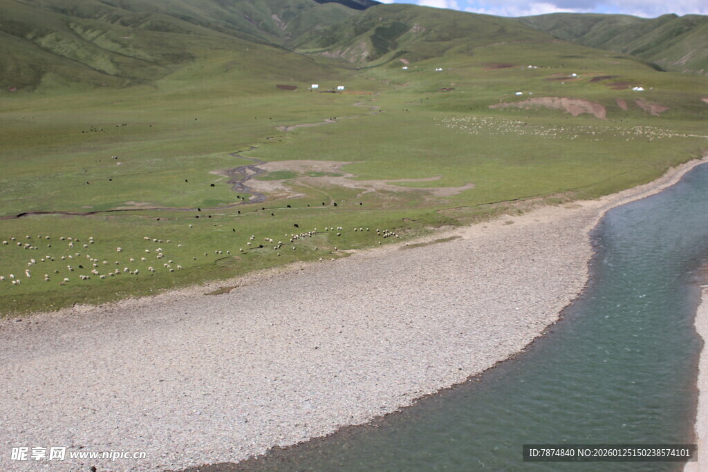 山间河畔的自然美景