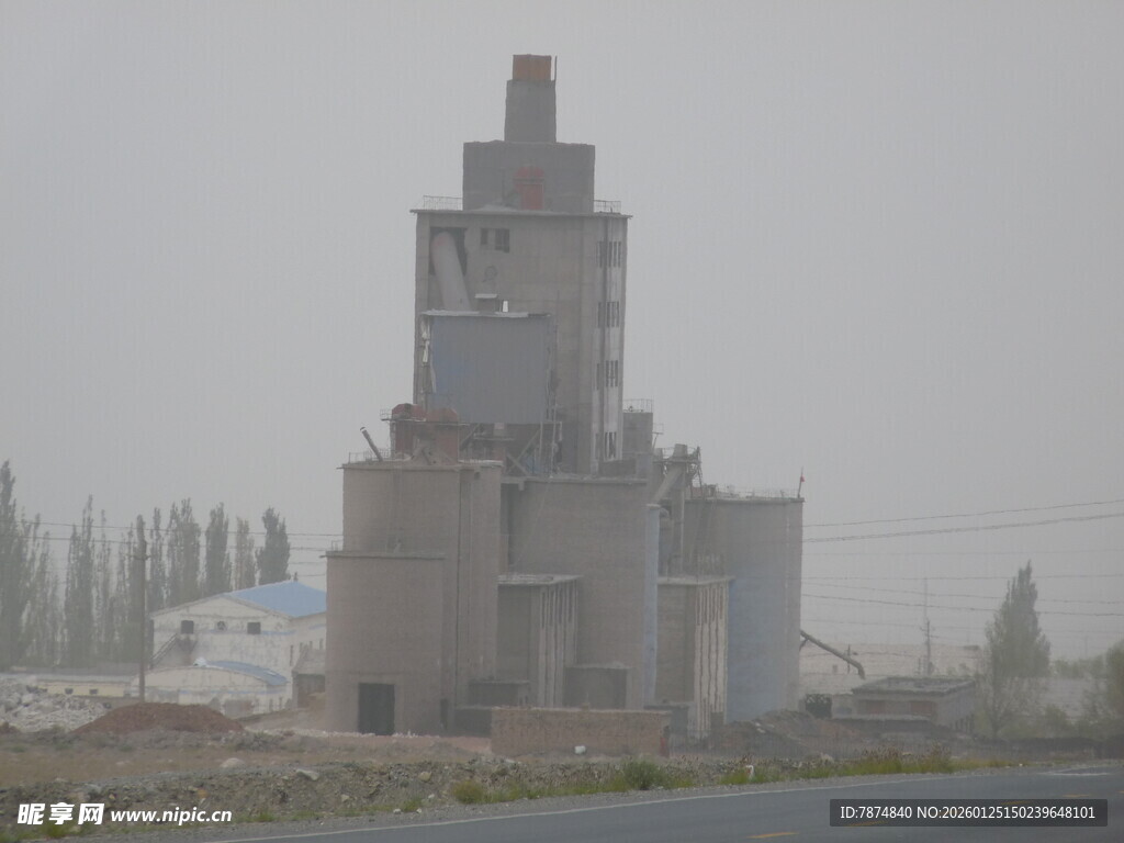 雾中矗立的古老建筑