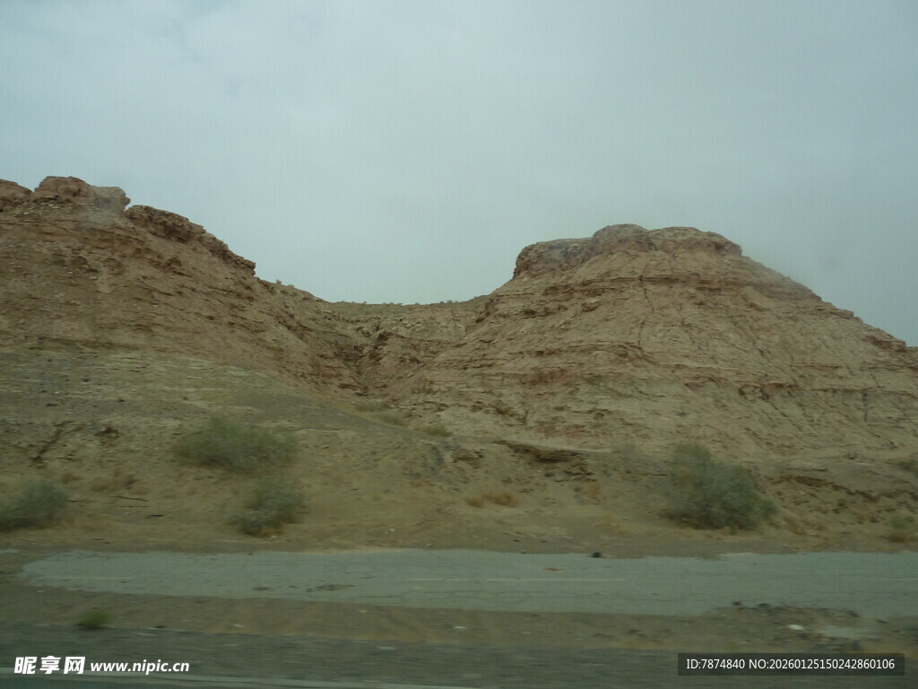 荒漠公路旁的土丘景观