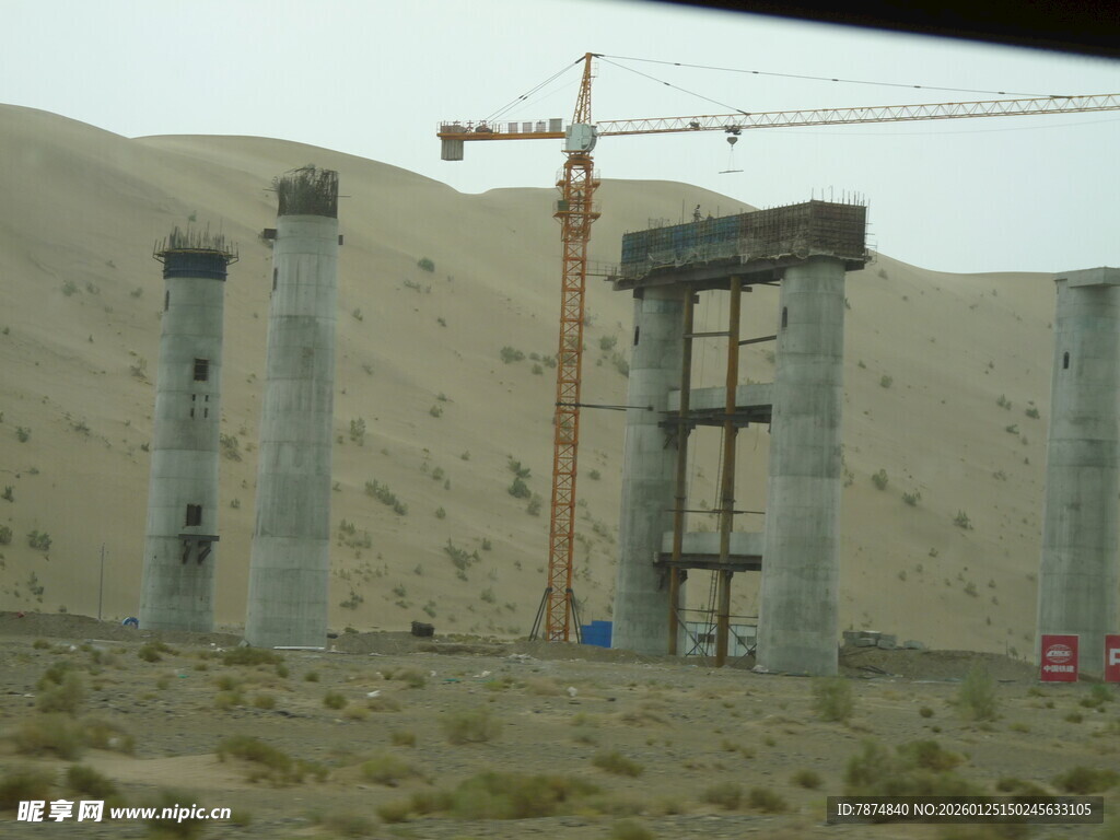 沙漠中桥梁建设施工现场