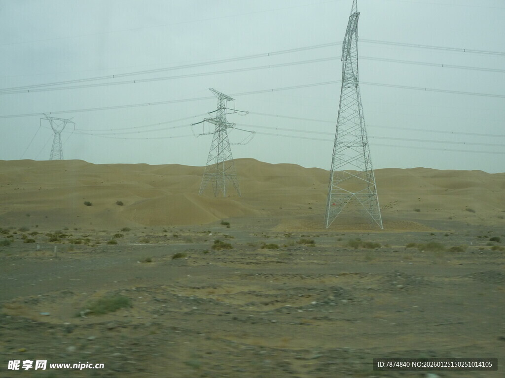 沙漠中的输电塔景观