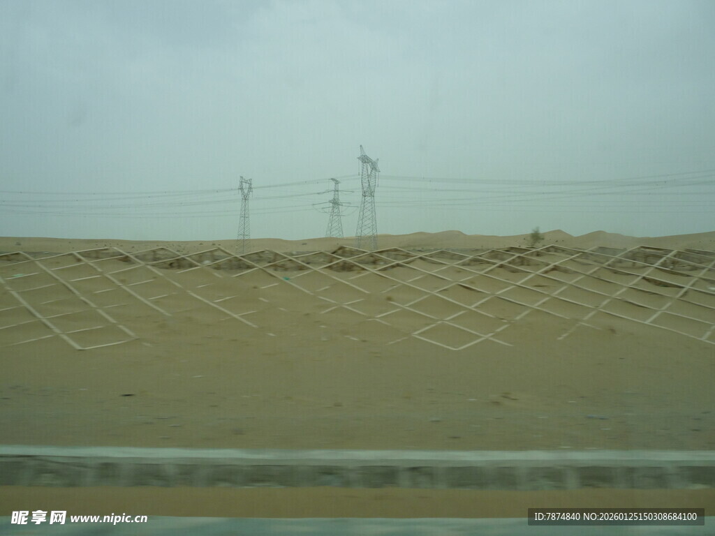 沙漠中的防护网与电力设施