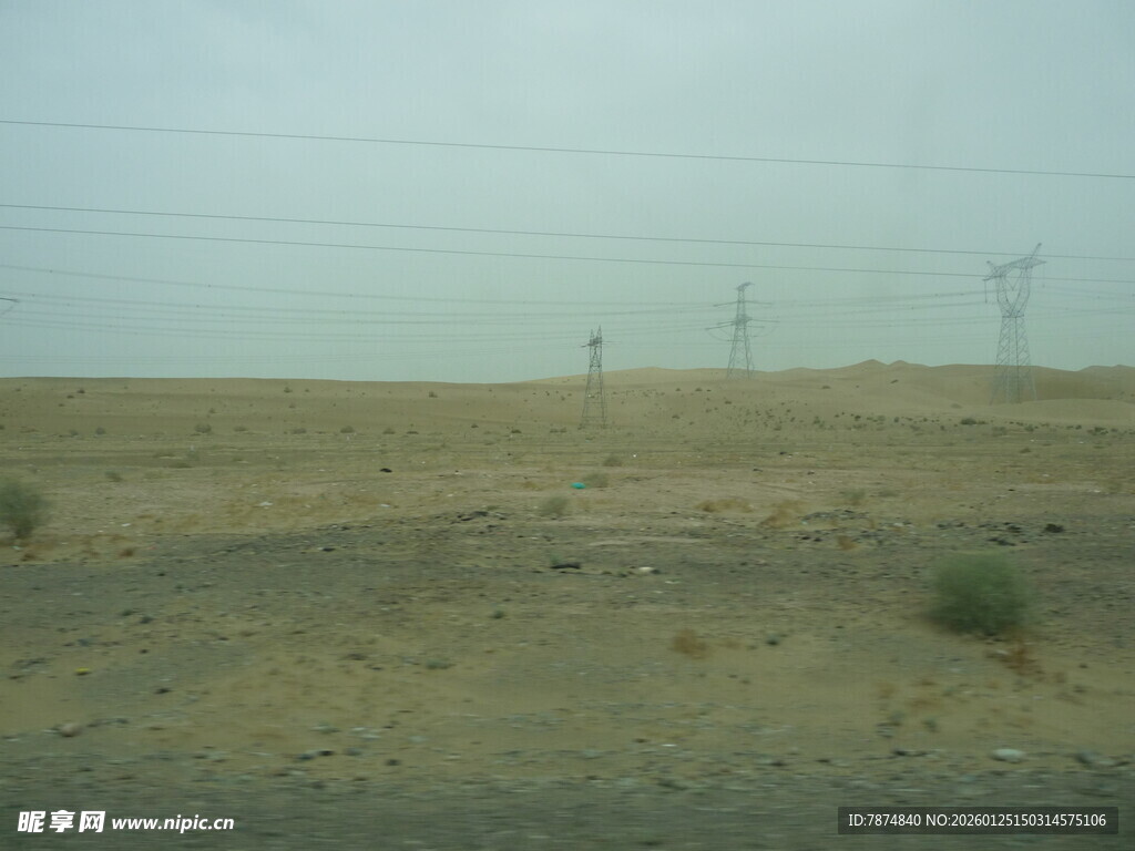 荒漠中的输电设施景观