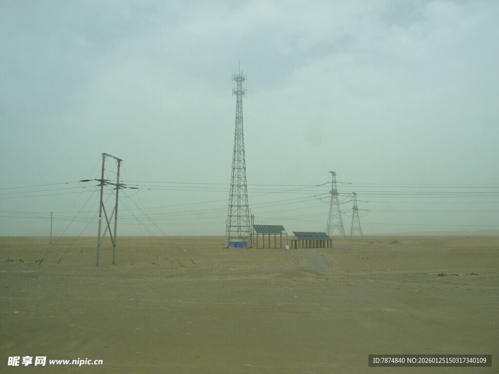 荒漠中的电力输电设施