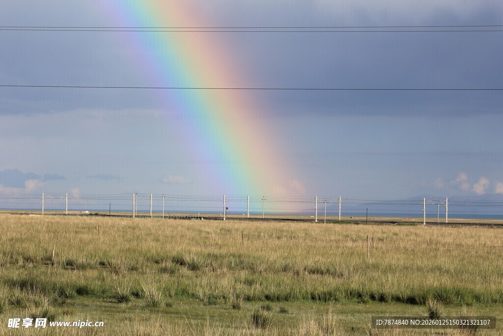 草原上空的绚丽彩虹