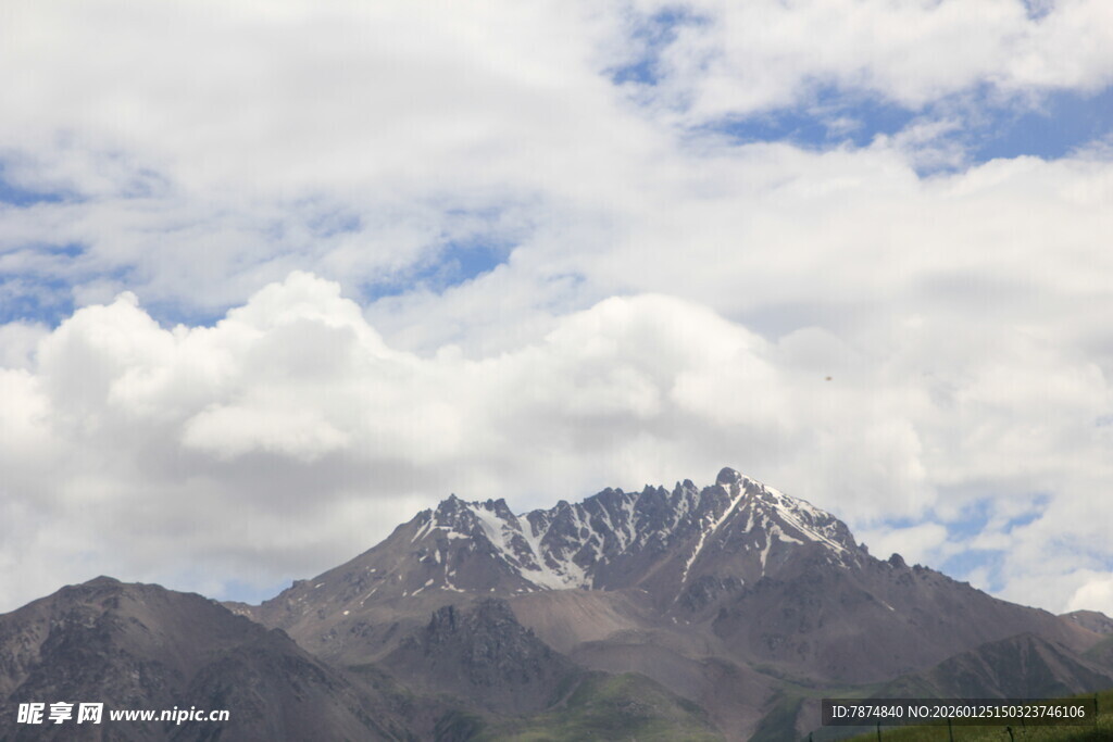 巍峨雪山与蓝天白云