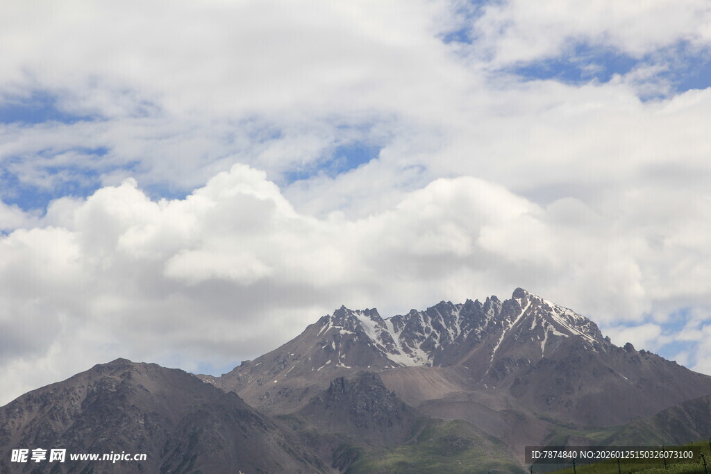 巍峨雪山与蓝天白云