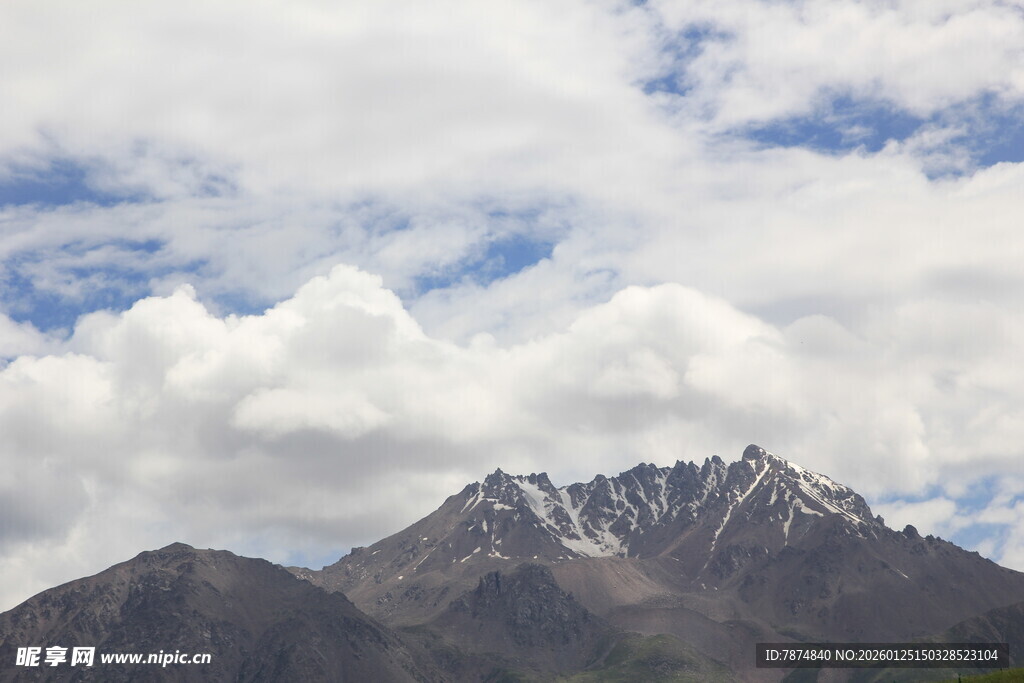 巍峨雪山与蓝天白云
