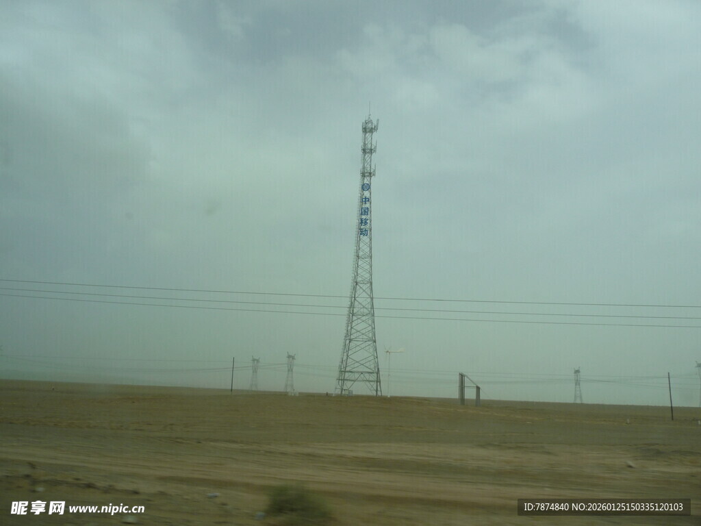 旷野中的高耸输电塔