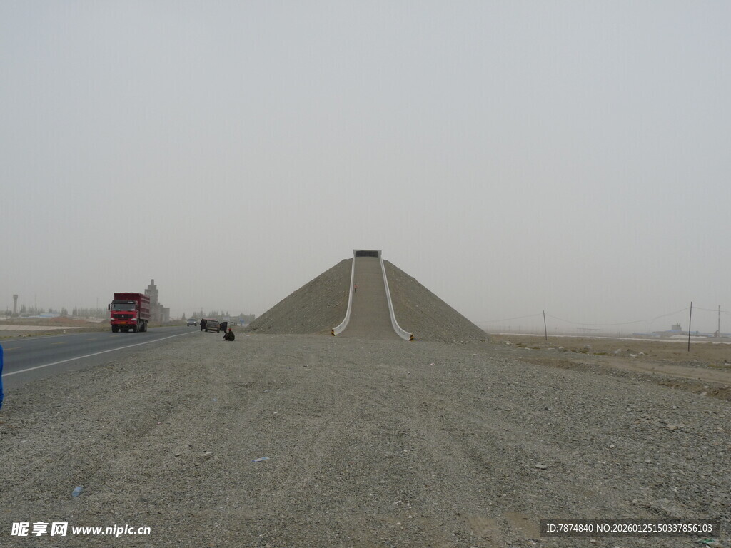 荒漠中的长形砂石道路