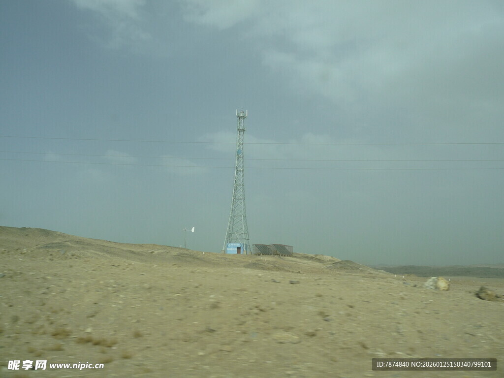 沙漠中的高耸通信塔