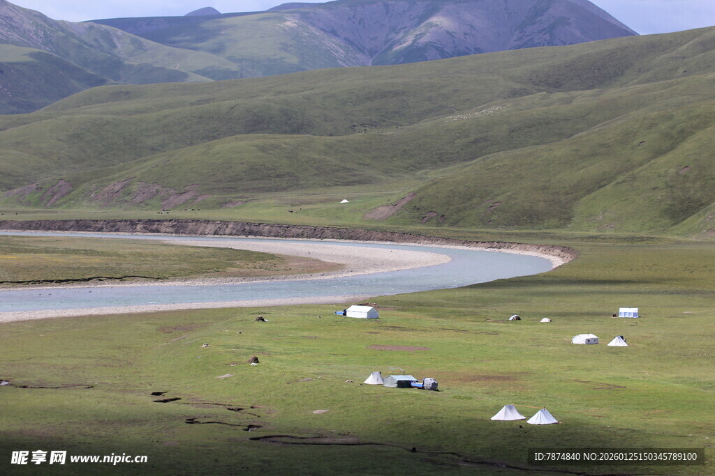 草原河畔的悠闲牧场景象