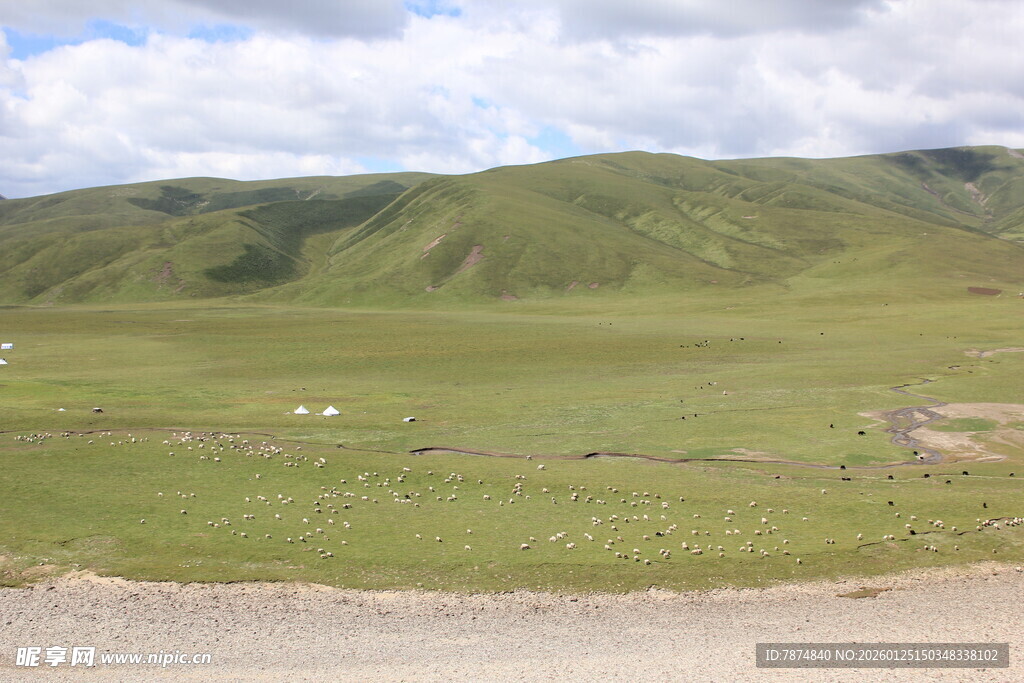 草原风光 远山与蓝天白云