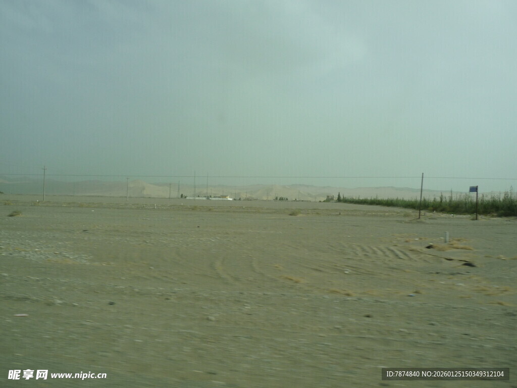 沙尘弥漫的空旷道路