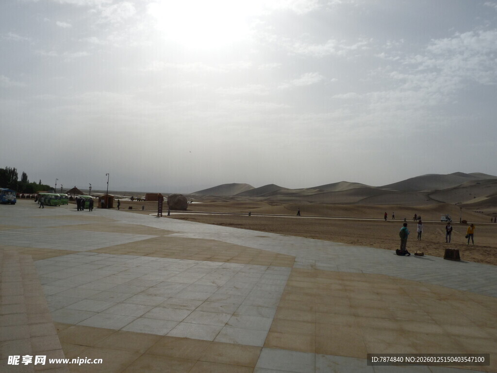 沙漠中的开阔广场景观