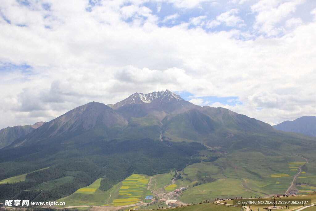 高山绿野间的壮丽风光