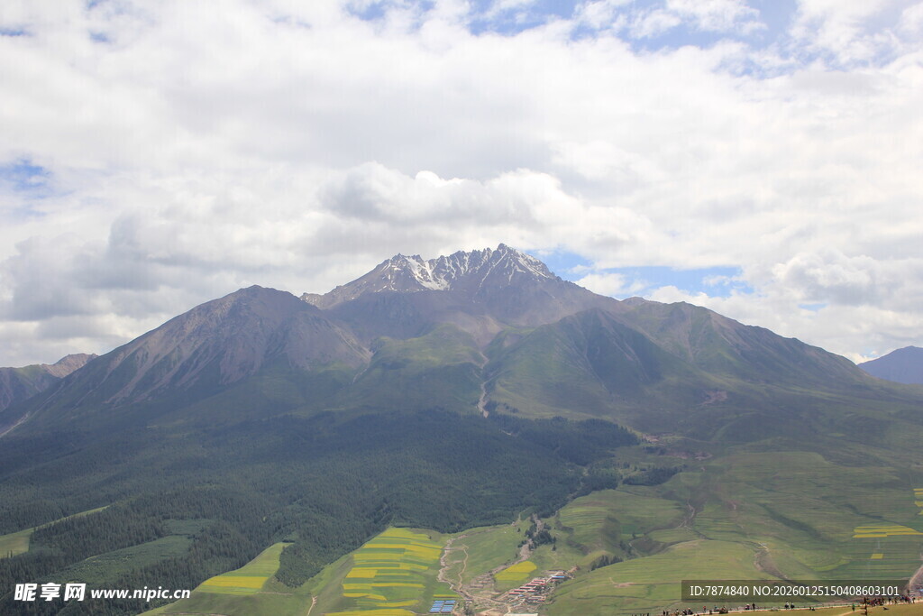 壮丽山景 云端下的绿色山峦