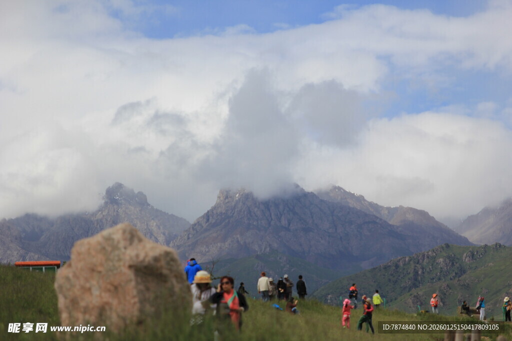 山间徒步的人群与壮丽风光