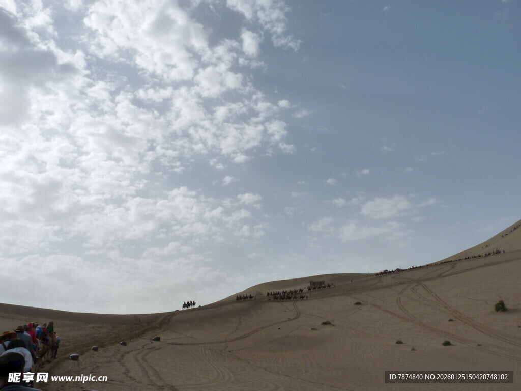 沙漠风光中的晴朗天空