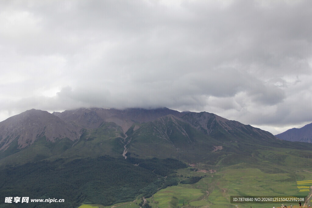 云雾缭绕的山峦美景